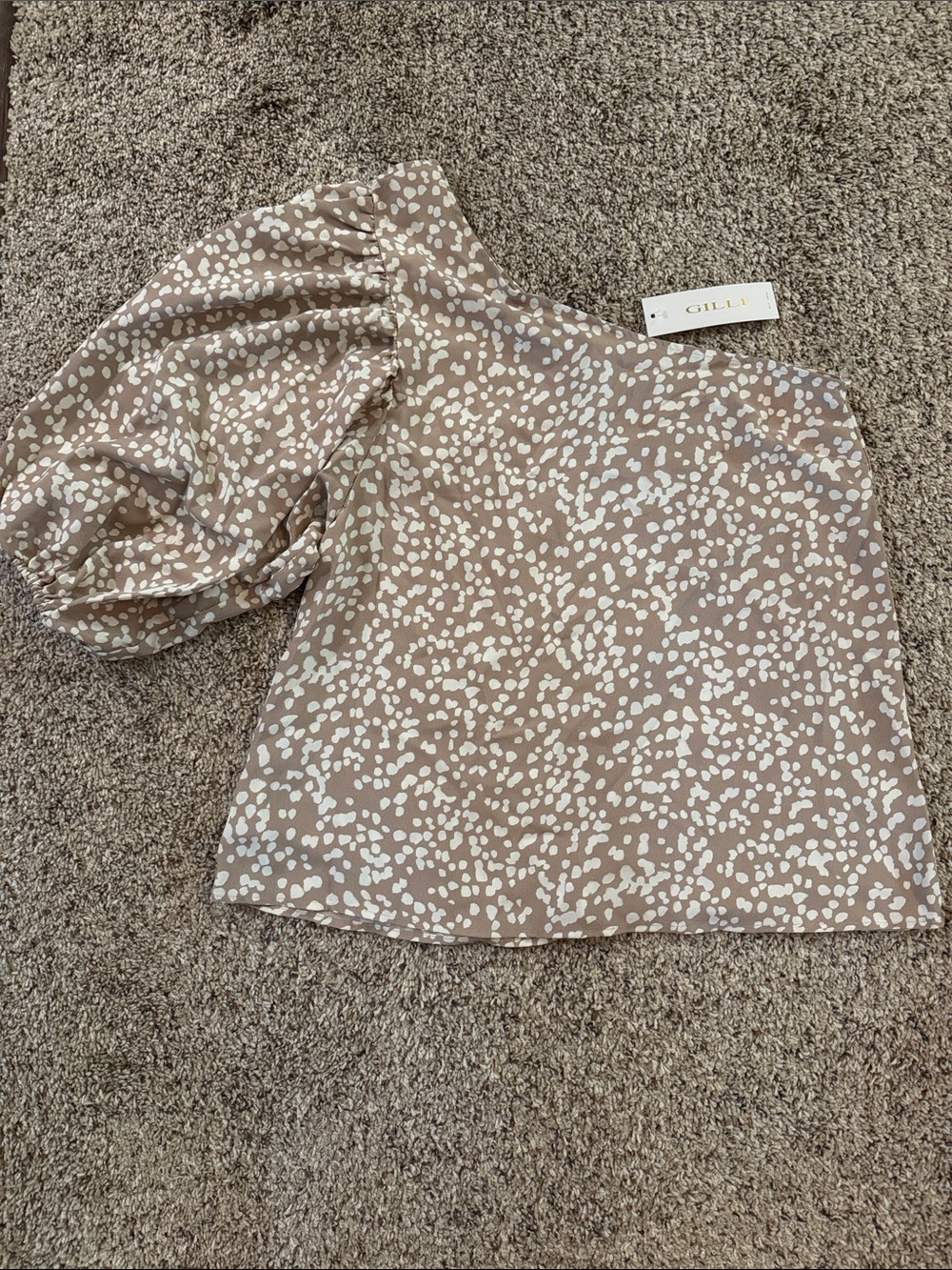 GILLI One-Shoulder Puff Sleeve Top in Taupe and White size M